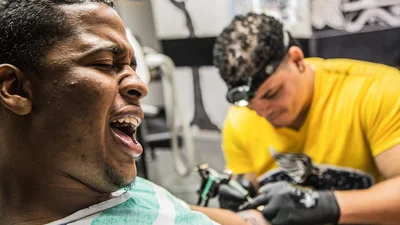 Справжнє обличчя божевілля: емоції людей під час нанесення тату