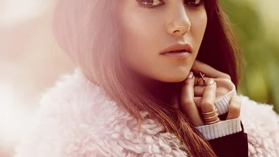 Нина Добрев повзрослела и кардинально сменила прическу