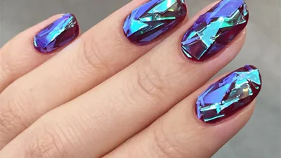 Модная новинка: маникюр, который похож на стекло