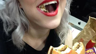 Причины, почему есть с помадой на губах - сплошное наказание