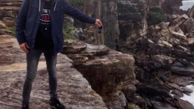 Повний ідіотизм: люди радісно викидають свій телефон