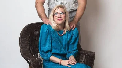 Пара насмішила нестандартною фотосесією на честь заручин