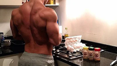 Ідеальне поєднання: сексуальні хлопці, кухня та їжа