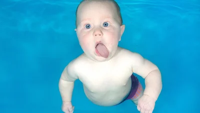 Реакция малышей на первое подводное купание