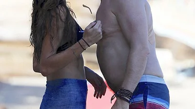 Джерард Батлер отжигает с молодой девушкой на пляже