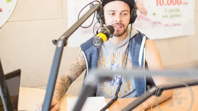 Макс Барських чудить своїм язиком у прямому ефірі