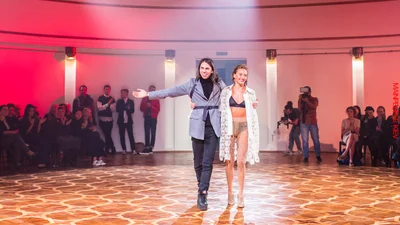 Ева Бушмина вышла на подиум в колготах