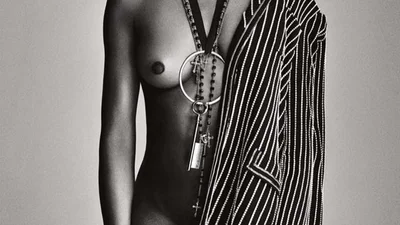 Немолодая Наоми Кэмпбелл поразила молодой обнаженной фигурой