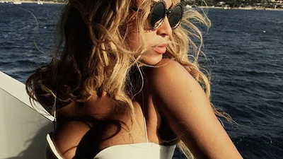 Бейонсе удивила странным фото с американским флагом и курицей