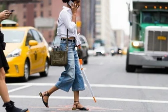 Странности в мире моды: модницы полюбили страшные джинсы