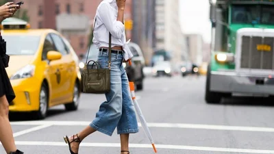 Странности в мире моды: модницы полюбили страшные джинсы