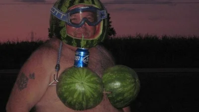 Закрили сезон: безглузді ідеї, що можна зробити з кавуном