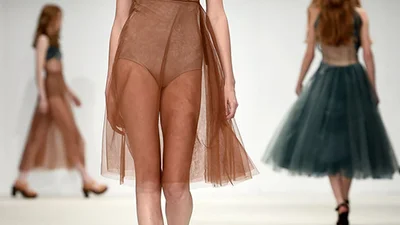 Смелые модели, которые показали грудь на подиуме