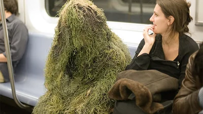 Божевільні вбрання людей у метро шокують