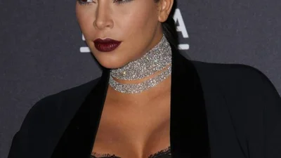 Беременная Ким Кардашьян появилась на публике в пошлом наряде