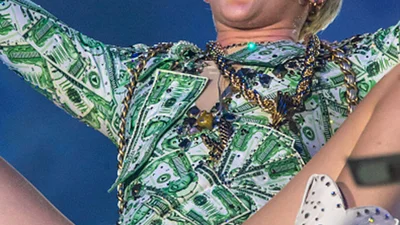 Майли Сайрус показала возможности своего языка