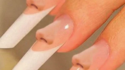 Моторошний манікюр із частинами людського тіла