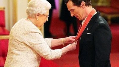 Королева Великобритании вручила Бенедикту Кембербэтчу почетный орден