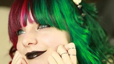 Не определились: девушки красят волосы в два цвета