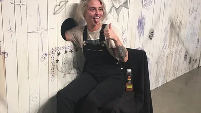 Смелый эксперимент: люди делают татуировки вслепую