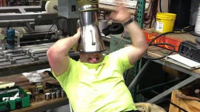 Смішні докази того, що люди можуть розважатися навіть на роботі