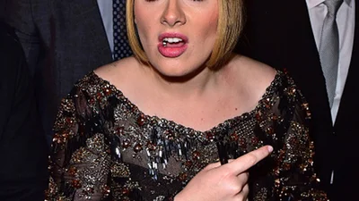 Смешная кривляка: Адель прикалывается с фанатами