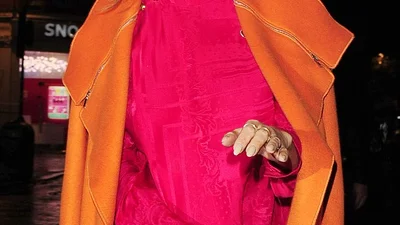 Шикарная Николь Шерзингер выгуляла яркий наряд