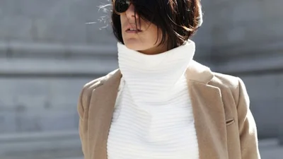 На широкую ногу: как носить обьемный свитер с горловиной