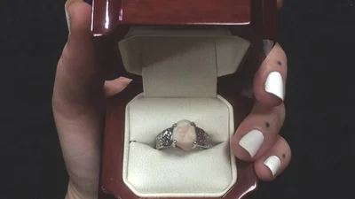 Оригинально: помолвочное кольцо с зубом вместо бриллианта