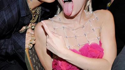 Майли Сайрус поразила безвкусным нарядом