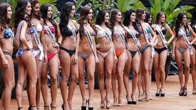 Конкурсантки "Мисс Бразилия 2015" в купальниках