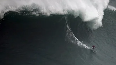 Смелый серфер покорил самые большие в мире волны