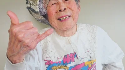 93-летняя бабушка нарядилась в одежду своей внучки
