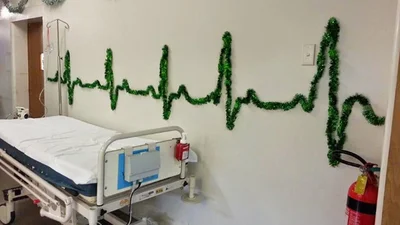 Неожиданно крутые новогодние украшения в больницах