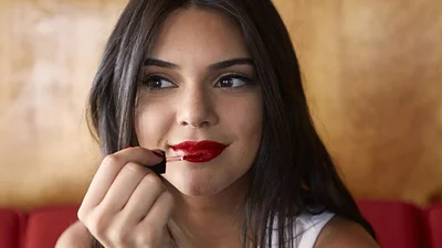 Праздничные губы: как нанести красную помаду и не опозориться