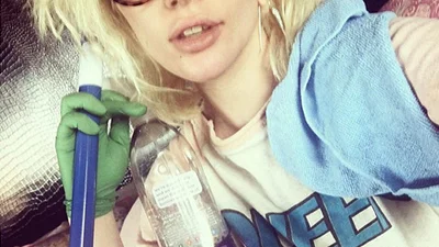 Леди Гага показала как убирается дома