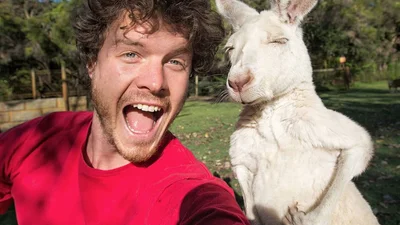 Вам ніколи не переплюнути цього хлопця за майстерністю селфі