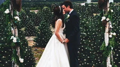 Пара устроила незабываемую зимнюю свадьбу среди елок