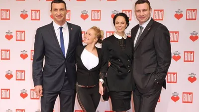 Братья Кличко вышли в свет со своими женами