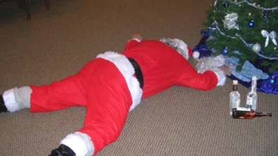 Праздник удался: пьяный Санта Клаус 