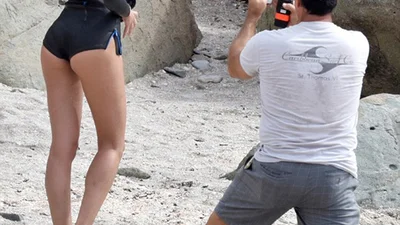 Кэндис Свейнпоул принимает соблазнительные позы в мокром гидро костюме