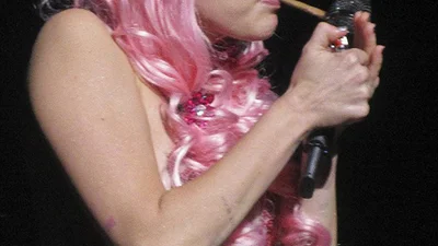 Голая Майли Сайрус закурила марихуану прямо на сцене