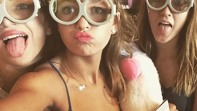 Много платьев и улыбок: инстаграмная жизнь дочери Веры Брежневой