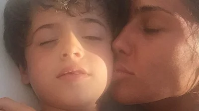 Мамина любовь: красавица Санта Димопулос с сыном