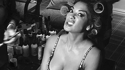 Раскрепощенная Николь Шерзингер показывает грудь