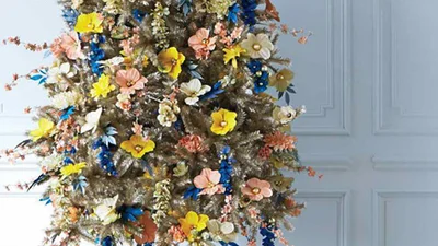 Необычный декор: люди украшают новогодние елки цветами
