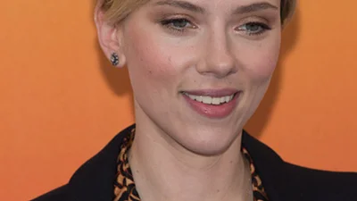 Интересное сочетание: макияж и прически Скарлет Йохансон