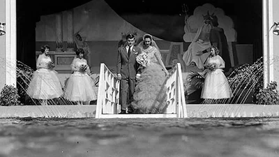 Странная подводная свадьба прошлого нагоняет страх