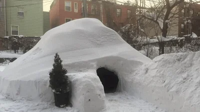 Экстрим-отдых: парень решил сдать самодельное помещение из снега в оренду