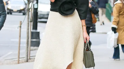 Известная модель стала позировать прохожему прямо на улице